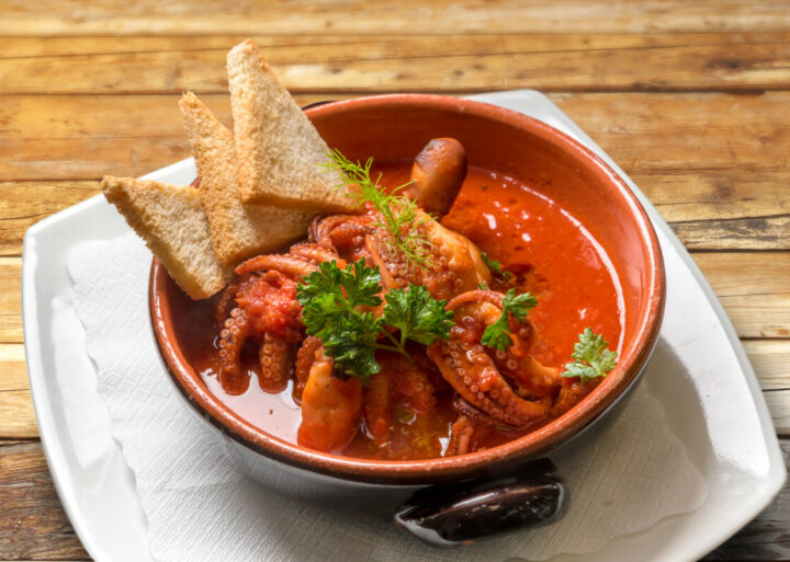 Gebratener Pulpo in pikatner Tomatensauce