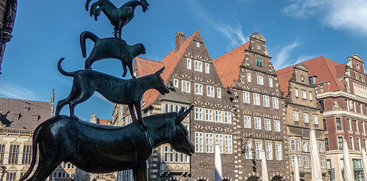 Bremer Stadtmusikanten vor historischen Fassaden