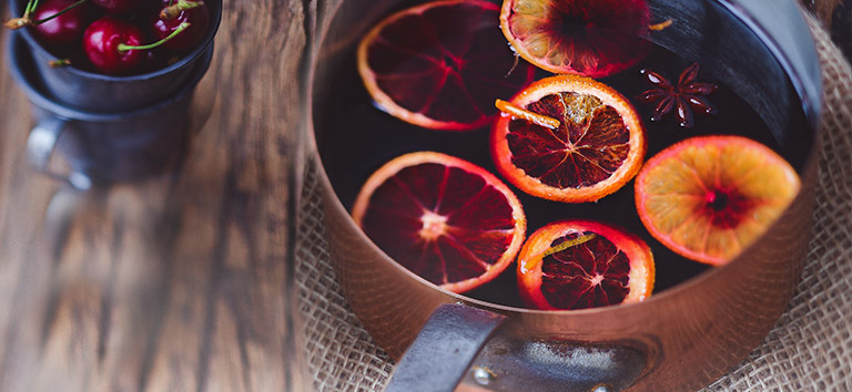 Orangenscheiben im Glühweintopf