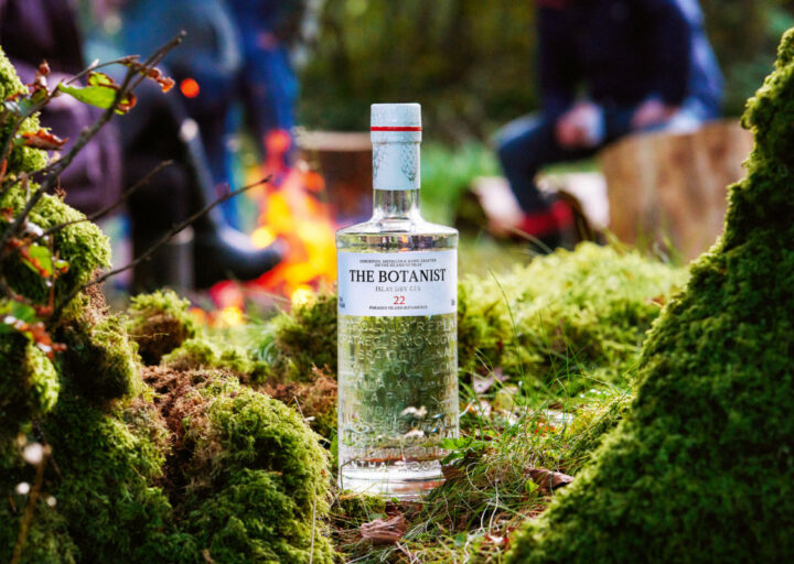 The Botanist Gin - fotografiert im Moos auf einer Outdoorfeier