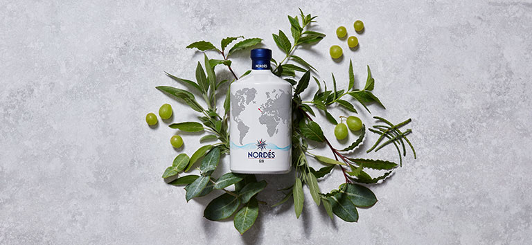 Flasche Nordés Gin auf Botanicals