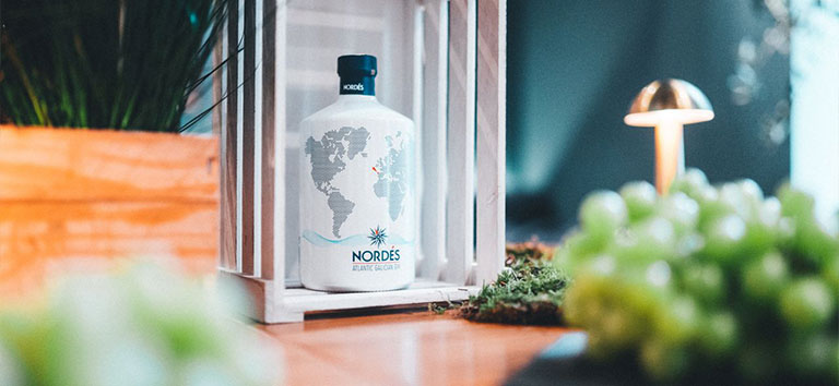 Nordés Gin in weißer Holzkiste