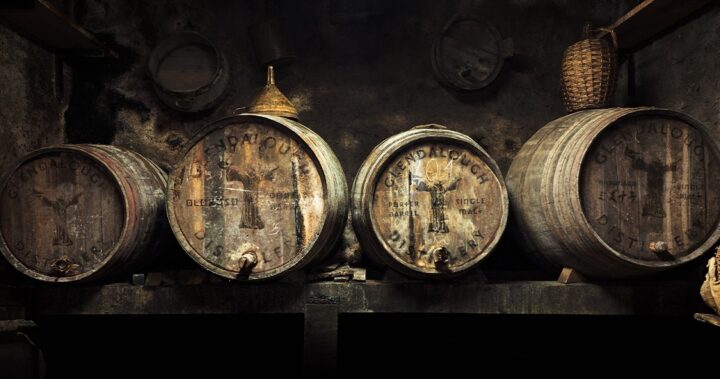 Whiskyfässer von Glendalough