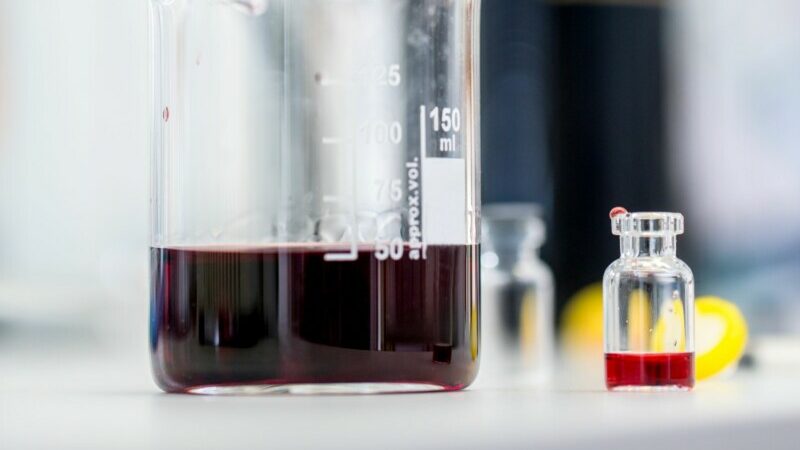 Rotwein in einem Becher im Labor.