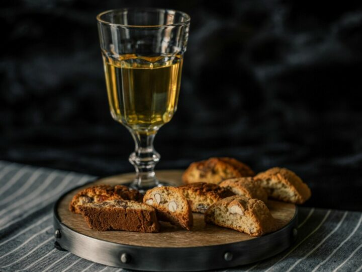 Ein Glas süßer Wein mit Cantuccini.