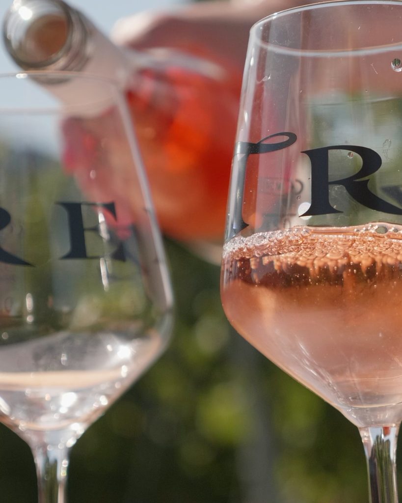 Zwei Gläser Roséwein von Trenz werden eingeschenkt.
