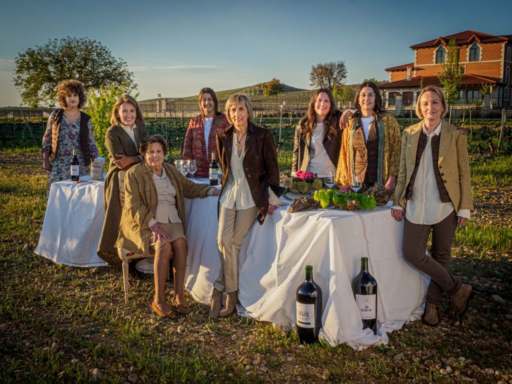 Familie Fernández Rivera von Tinto Pesquera an einem Gartentisch.