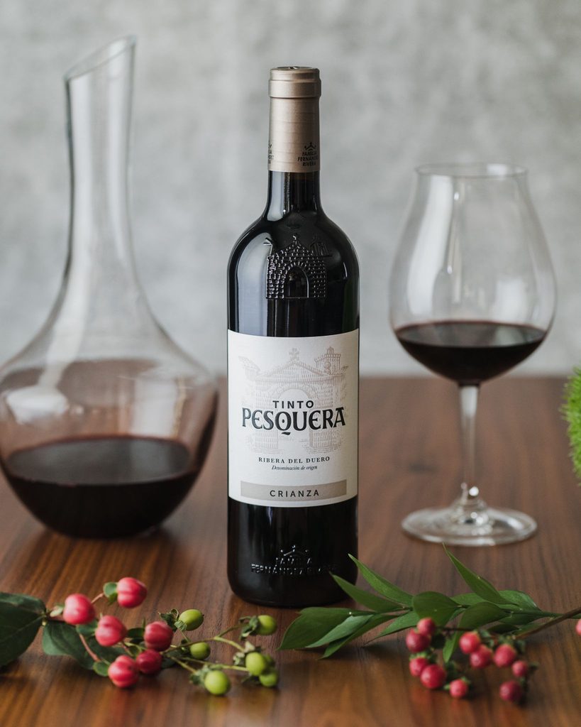 Eine Flasche Tinto Pesquera Crianza Rotwein.